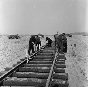 846747 Afbeelding van de werkzaamheden ten behoeve van de aanleg van een spooraansluiting te Beverwijk ten behoeve van ...